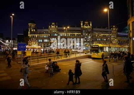 Bürogebäude bedeckt Gerüste Aufzüge Sonnenuntergang Sonnenaufgang Sonnenuntergang Sonnenaufgang Nacht Abend dunkel Exchange Saquer Metrolink Tram Stop Stadtbahn schnelle Pendler Stockfoto