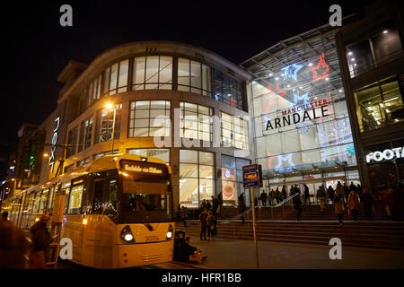 Bürogebäude bedeckt Gerüste Aufzüge Sonnenuntergang Sonnenaufgang Sonnenuntergang Sonnenaufgang Nacht Abend dunkel Exchange Saquer Metrolink Tram Stop Stadtbahn schnelle Pendler Stockfoto