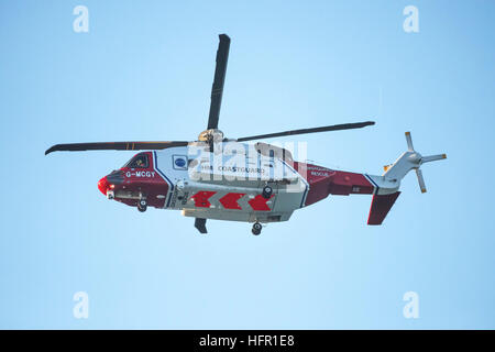 Eine Sikorsky S-92A HM Coastguard SAR Hubschrauber G-MCGY betrieben von Bristol Hubschrauber fliegt overhead auf der North Cornwall Coast, England, UK. Stockfoto