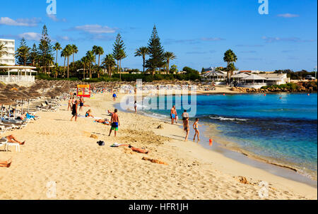 Touristen auf Nissi Beach, Ayia Napa, Zypern. Stockfoto