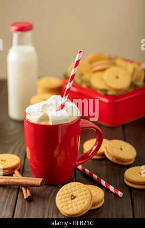 Marshmallows in einer Tasse mit Cookies mit Herzen aus der Patsche. Stockfoto