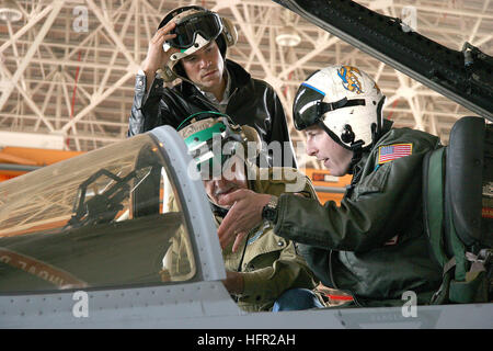 060211-N-1113S-005 Atsugi, Japan (11. Februar 2006) - Strike Fighter Squadron One Nine Two (VFA-192) Pilot Lt. Adam Klein eine F/A - 18 C Hornet, Veteran des zweiten Weltkrieges Darrell Powers und ÒBand der BrothersÓ Schauspieler Peter Youngblood Hills zeigt. Befugnisse und drei ehemalige Fallschirmjäger mit Easy Company, 506. Regiment, 101. US-Luftlandedivision, traf sich mit Militär und Base-Community-Mitglieder und Autogramme, als Teil einer USO/Armed Forces Entertainment-Tour des Pazifiks. Foto: U.S. Navy Journalist 2. Klasse Matthäus Schwarz (freigegeben) US Navy 060211-N-1113S-005 Strike Fighter Squadron One neun zwei (VFA Stockfoto