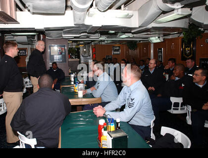 060213-N-1550W-002 Mayport, Florida (13. Februar 2006) Ð Commander, Strike Force Training Atlantic (STRKFORTRALANT), Rear Admiral Richard O'Hanlon, spricht mit einer Gruppe von 1. Klasse Unteroffiziere stationiert an Bord der Lenkwaffenzerstörer USS Sullivans (DDG-68) über Flotte an Bord Änderungen und Probleme, die die Besatzung zu beeinflussen. Foto: U.S. Navy des Fotografen Mate 2. Klasse Elizabeth Williams (freigegeben) US Navy 060213-N-1550W-002 Commander, Strike Force Training Atlantic (STRKFORTRALANT), Rear Admiral Richard O'Hanlon, spricht mit einer Gruppe Segler Stockfoto