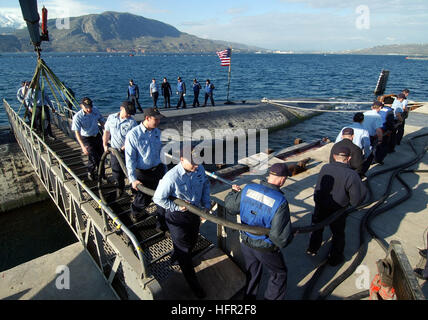 060216-N-0780F-001 Souda Bay, Kreta, Griechenland (16. Februar 2006) – Crew Member entfernen ein Ufer Netzkabel vom Los-Angeles-Klasse schnellen Angriff Unterseeboot USS Annapolis (SSN-760) Vorbereitungen zur Abreise folgende Pier ein routinemäßige Hafen besuchen. Annapolis ist Kommandant u-Boot-Gruppe zwei, in Groton, Connecticut Gridley zugeordnet. Annapolis ist derzeit auf einer regelmäßigen Bereitstellung zur Unterstützung der globalen Krieg gegen den Terrorismus. US Navy Foto von Herrn Paul Farley (freigegeben) US Navy 060216-N-0780F-001-Crew-Mitglieder ein Ufer-Netzkabel aus der Los-Angeles-Klasse schnellen Angriff u-Boot USS entfernen Stockfoto