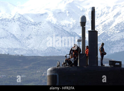 060216-N-0780F-005 Souda Bay, Kreta, Griechenland (16. Februar 2006) – Mann Crew-Mitglieder die Brücke als schnellen Angriff Los-Angeles-Klasse-u-Boot USS Annapolis (SSN-760) verlässt den Hafen nach einem routinemäßigen Hafen-Besuch. Annapolis ist Kommandant u-Boot-Gruppe zwei, in Groton, Connecticut Gridley zugeordnet. Annapolis ist derzeit auf einer regelmäßigen Bereitstellung zur Unterstützung der globalen Krieg gegen den Terrorismus. US Navy Foto von Herrn Paul Farley (freigegeben) US Navy 060216-N-0780F-005 Besatzungsmitglieder Mensch die Brücke als schnellen Angriff Los-Angeles-Klasse-u-Boot USS Annapolis (SSN-760) verlässt den Hafen foll Stockfoto