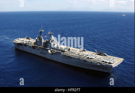 060217-N-5067K-145 vor der Küste der Republik der Philippinen (17. Februar 2006) - amphibische Angriff Schiff USS Essex (LHD-2) im Gange in Vorbereitung auf die Übung Ballicatan 2006. Essex zusammen mit dem Dock Landung Schiff USS Harpers Ferry (LSD 49) zurück ins Meer 17 Februar nach der Ankunft in Subic Bay, Philippinen, bestellt und ist derzeit auf dem Weg zu der philippinischen Insel Leyte, dringend benötigten humanitären Hilfe für die Opfer des verheerenden Erdrutsch bieten.  Essex ist das Typschiff für den US-NavyÕs nur nach vorne bereitgestellt amphibische bereit Gruppe (ARG) in Sasebo, Japan Gridley. U Stockfoto