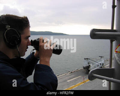 060218-N-C4880-002 San Bernadino Straits, Republik der Philippinen (18. Februar 2006) - Operations Specialist 3. Klasse Eddie Garcia steht die Uhr auf der Signal-Brücke auf dem amphibischen Angriff Schiff USS Essex (LHD-2).  Essex ist die Gewässer rund um Verde Island unterwegs auf der philippinischen Insel Leyte Transit.  Essex zusammen mit dem Dock Landung Schiff USS Harpers Ferry (LSD 49) sind auf dem Weg zum Bereich zur Unterstützung von emergent humanitäre Hilfsmaßnahmen für die Opfer des verheerenden Erdrutsch.  Beide Schiffe sind Bestandteil der vorwärts bereitgestellt amphibische bereit, die NavyÕs nur Stockfoto