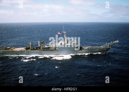 Eine Steuerbord Strahl Vew des Tanks Landung Schiff USS SUMTER (LST-1181) im Gange.  Elemente der 26. Marine Expeditionary Unit (26. MEU) sind an Bord der SUMTER für eine mediterrane Einrichtung begonnen. USS Sumter (LST-1181) Stbd Balken anzeigen Stockfoto