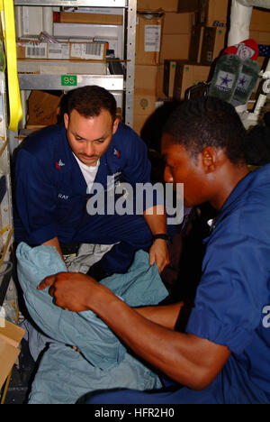 060218-N-4772B-014 San Bernadino Straits, Republik der Philippinen (18. Februar 2006) - Hospital Corpsman 2. Klasse Leonard H. Ray, links, und Hospital Corpsman 3. Klasse John K. Holloman Inventar medizinische Versorgung an Bord das Dock Landung Schiff USS Harpers Ferry (LSD-49). Harpers Ferry und die amphibischen Angriff Schiff USS Essex (LHD-2) sind auf dem Weg auf der philippinischen Insel Leyte, dringend benötigten humanitären Hilfe für die Opfer des verheerenden Erdrutsch bieten.  Beide Schiffe sind Teil von der vorwärts bereitgestellt amphibische bereit Gruppe (ARG), die NavyÕs nur vorwärts bereitgestellt amphibische Kraft, Stockfoto