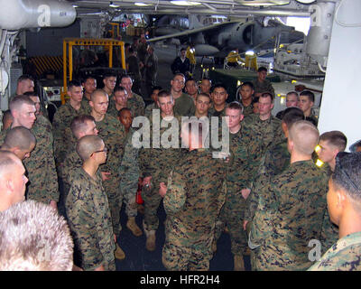 060219-N-4880C-003 aus der Küste Süd-Leyte, Republik der Philippinen (19. Februar 2006) Ð Marines aus dem 31. Marine Expeditionary Unit (31MEU) werden in der ShipÕs-Hangar-Bucht an Bord der amphibischen Angriff Schiff USS Essex (LHD-2), vor dem Schlafengehen mit Rettungsmaßnahmen nach der 17 Februar Erdrutsch an Land gerne informiert. Essex zusammen mit dem Dock Landung Schiff USS Harpers Ferry (LSD 49) sind auf der Station vor der philippinischen Küste Rendering Erleichterung und Hilfe für die Opfer des Erdrutsches.  Beide sind Teil der nach vorn eingesetzt amphibische bereit Gruppe, NavyÕs nur vorwärts bereitgestellt amphi Stockfoto