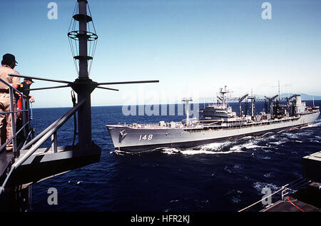 Ein Bogen Hafenansicht von der Flotte Öler USNS PONCHATOULA (T-AO-148) wie kommt das Schiff neben der amphibischen Befehl Schiff USS BLUE RIDGE (LCC-19) während im Gange Nachschub Operationen in der Nähe von Naval Station, Subic Bay. USNS Ponchatoula (T-AO-148) 1991 Stockfoto