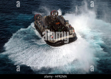Landing Craft Air Cushioned (LCAC) von der USS Essex (LHD 2) transportiert Personal und Zubehör nach Leyte nach einer Erdrutschkatastrophe. Die USS Essex und das Dock-Landungsschiff USS Harpers Ferry (LSD 49) unterstützen humanitäre Hilfe und Katastrophenhilfe, indem sie Logistik, Evakuierung, medizinische Hilfe und Infrastrukturhilfe bereitstellen; unter Beibehaltung der Einsatzbereitschaft und Koordinierung mit den lokalen Behörden und den vorgelagerten amphibischen Truppen, 2006. Stockfoto