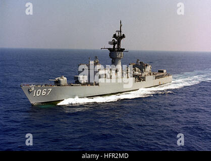 Ein Port bow Blick auf die Fregatte USS FRANCIS HAMMOND (FF 1067) im Gange. USS Francis Hammond (FF-1067) Stockfoto