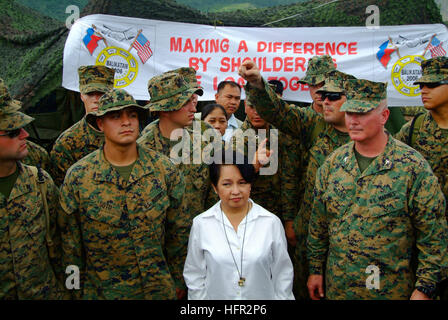 060222-N-4772B-084 Guinsahugon Dorf, Republik der Philippinen (22. Februar 2006) - philippinische Präsidentin Gloria Macapagal Arroyo trifft sich mit befehlshabender Offizier, 31. Marine Expeditionary Unit (MEU) Oberst Walter L. Miller nahe dem Aufstellungsort von einem verheerenden Erdrutsch, der southern Leyte am 17. Februar 2006 erschütterte. Matrosen und Marinesoldaten aus dem vorwärts bereitgestellt amphibische bereit Gruppe (ARG) mit Elementen aus der 31. Marine Expeditionary Unit (MEU), Joint Task Force (JTF) Balikatan und USS Curtis Wilbur (DDG-54) kam vor der Küste von Leyte 19 Februar um humanitäre Hilfe und Katastrophe reli Stockfoto