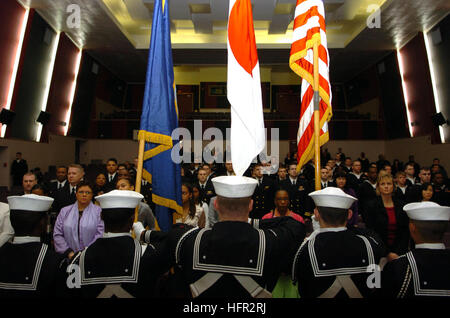 060224-N-3488C-008 Atsugi, Japan (24. Februar 2006) Ð Segler Rendern Flagge Auszeichnung während einer traditionellen Navy Ruhestand für Senior Chief Petty Officer Danny L. Smith an Bord Naval Air Facility, Japan statt. US Navy Foto vom Fotografen Mate Airman Jonathan D. Chandler (freigegeben) uns 060224-N-3488C-008 Marineseeleute Render Flag Ehrungen während einer traditionellen Navy Ruhestand für Senior Chief Petty Officer Danny L. Smith hielt an Bord Naval Air Facility, Japan Stockfoto