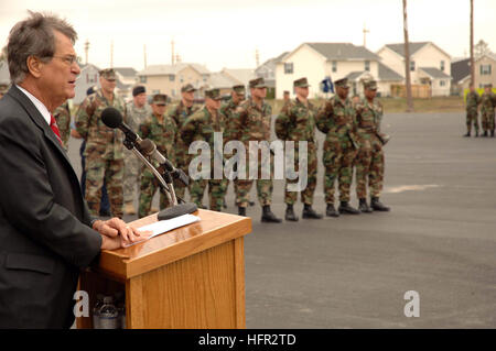 060224-N-6889J-011 Gulfport, Mississippi (24. Februar 2006) Ð Mississippi Senator Trent Lott befasst sich mit eine Gruppe von Seabees Naval Construction Battalion Center in Gulfport stationiert. Mehr als 3.400 aktiven Dienst und Reserve Seabees arbeitete gemeinsam als Reaktion auf den Hurrikan Katrina, die im August 2005 die Gulf Coast Region getroffen. U.S. Navy Photo by PhotographerÕs Mate 2. Klasse Gregory N. gründeten (freigegeben) US Navy 060224-N-6889J-011 Mississippi Senator Trent Lott befasst sich mit eine Gruppe von Seabees stationiert Naval Construction Battalion Center in Gulfport Stockfoto