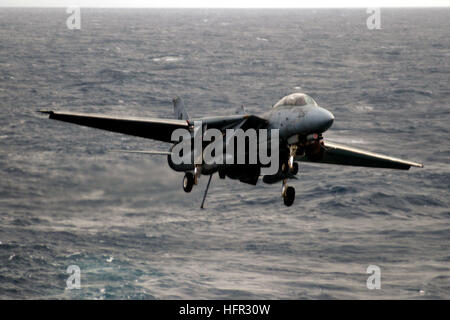 060228-N-7241L-007-Mittelmeer (28. Februar 2006) - ein F - 14D Tomcat zugewiesen "Tomcatters" Fighter Squadron drei One (VF-31) macht seine Ansätze für die Landung an Bord Flugzeugträger der Nimitz-Klasse USS Theodore Roosevelt (CVN-71). Roosevelt und eingeschifften Carrier Air Wing acht (CVW-8) befinden sich auf einer regelmäßigen Bereitstellung Gefahrenabwehr Operationen durchführen. US Navy Foto vom Fotografen Mate Airman Lehrling Nathan Laird (freigegeben) uns Marine 060228-N-7241L-007 ein F - 14D Tomcat zugewiesen die Stockfoto