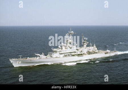 Ein Port bow Ansicht der Lenkflugkörper Kreuzer USS BELKNAP (CG-26), Flaggschiff der 6. Flotte im Gange. USS Belknap (CG-26) Stockfoto