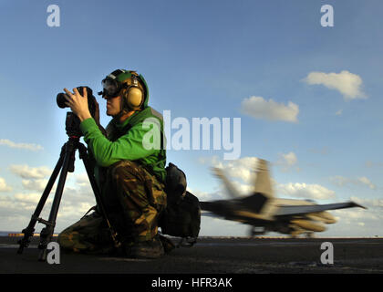 060309-N-9742R-147-Atlantik (9. März 2006) - Fotografen Mate 3. Klasse Joshua Kinter, von Des Moines, Iowa, Fotografien Flugbetrieb auf dem Flugdeck der nuklear angetriebene Flugzeugträger USS Enterprise (CVN-65). Fotografen, die Enterprise zugewiesen dokumentieren alle Aspekte der Marine Leben an Bord eines Flugzeugträgers. Unternehmens- und eingeschifften Carrier Air Wing One (CVW-1) führen derzeit Composite Training Unit Übung (COMPTUEX) in den Atlantischen Ozean. Foto: U.S. Navy des Fotografen Mate 2. Klasse Milosz Reterski (freigegeben) US Navy 060309-N-9742R-147 Fotograf Stockfoto