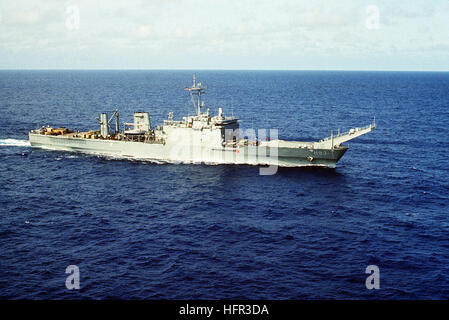 Blick auf die Tank-Landungsschiff USS FAIRFAX COUNTY (LST-1193) im Gange während der Gemeinschaftsdienst Übung Ocean Venture 93 Steuerbord Bogen. USS Fairfax County (LST-1193) Stbd Bug Ansicht Stockfoto