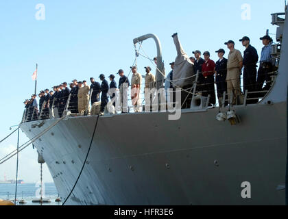 060814-N-2716P-010 Yokosuka, Japan (14. August 2006) - Mann Matrosen an Bord der Lenkwaffenzerstörer USS Fitzgerald (DDG-62) die Schienen aus geführte Raketen Fregatte USS Vandegrift (FFG-48) zu sehen, wie er Commander, Flotte Aktivitäten Yokosuka, Japan zum letzten Mal fährt. Nach fast einem Jahrzehnt des Dienstes für Zerstörer Geschwader One Five (DESRON 15) rückt Vandegrift Homeports nach San Diego. Foto: U.S. Navy Mass Communication Specialist 1. Klasse Paul J. Phelps (freigegeben) US Navy 060814-N-2716P-010 Seeleute an Bord der Lenkwaffenzerstörer USS Fitzgerald (DDG-62) Mann die Schienen um zu sehen, o Stockfoto