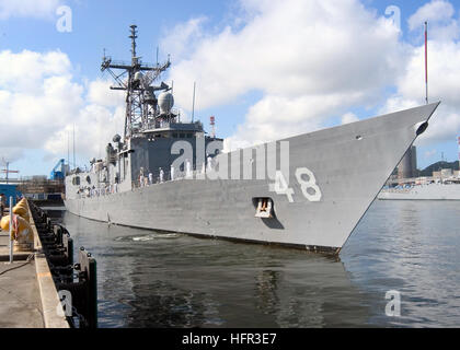 060814-N-2716P-018 Yokosuka, Japan (14. August 2006) - Lenkflugkörper Fregatte USS Vandegrift (FFG 48) fährt den Pier zum letzten Mal als homeported Gefäß des Kommandanten, Flotte Aktivitäten Yokosuka, Japan. Nachdem Teil der Zerstörer Geschwader 15 seit fast 10 Jahren, bewegt sich die Vandegrift auf seinem neuen Heimathafen San Diego. Foto: U.S. Navy Mass Communication Specialist 1. Klasse Paul J. Phelps (freigegeben) uns Marine 060814-N-2716P-018 Lenkflugkörper Fregatte USS Vandegrift (FFG 48) fährt den Pier zum letzten Mal als homeported Gefäß der Kommandant, Flotte Aktivitäten Yokosuka, J Stockfoto