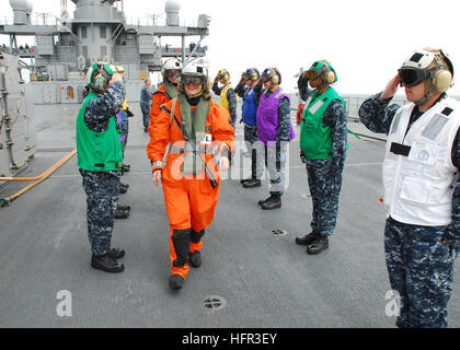 100609-N-3970R-178 Ostsee (9. Juni 2010) schwedische Botschafter zu NATO Veronika Zauberstab-Danielsson, wird an Land geleitet, nach ihrem Besuch auf dem amphibischen Befehl Schiff USS Mount Whitney (LCC/GBA 20) während der Baltic Operations (BALTOPS) Übung 2010. Schweden ist eines der zwölf Länder, die in der 38. Iteration BALTOPS beteiligt sind. Die multinationale Übung soll ihre Anti-u-Bootbekämpfung Bereitschaft und Leistungsfähigkeit zu verbessern. (Foto: U.S. Navy Mass Communication Specialist 1. Klasse Jenniffer Rivera/freigegeben) U.S. Navy 100609-N-3970R-178 schwedischen Botschafter bei der NATO Veronika W Stockfoto