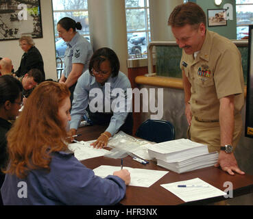 060317-N-5275S-037 Little Creek, VA (17. März 2006) - Senior-Chef Kevin Fuhs zugewiesen Expeditionary Kriegsführung Training Gruppe Atlantic hilft einer Frau für eine Knochenmark-Fahrt am Naval amphibische Basis Little Creek Navy Exchange (NEX) registrieren. Förderfähigen Geber für das Laufwerk enthalten aktive Aufgabe Personal, Civil Service-Mitarbeiter und Familienmitglieder im Alter zwischen 18 und 60. Foto: U.S. Navy des Fotografen Mate Airman Seth Scarlett (freigegeben) US Navy 060317-N-5275S-037 Senior Chef Kevin Fuhs zugewiesen Expeditionary Kriegsführung Training Gruppe Atlantic hilft einer Frau für einen Knochen Marro registrieren Stockfoto