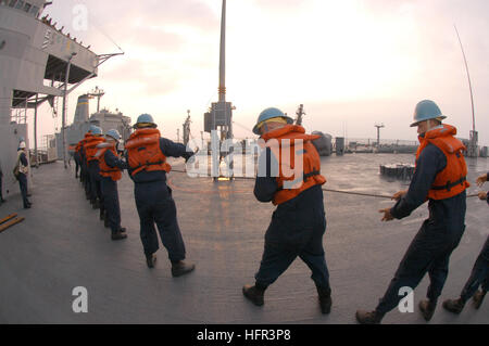 060318-N-2468S-002-Pazifik (18. März 2006) - Deck Abteilung Matrosen an Bord des Schiffes amphibische Kommando USS Blue Ridge (LCC-19) stationiert hieven rund um Telefon und Distanz-Linie nimmt das Schiff auf Kraftstoff während einer im Gange Nachschub (UNREP) mit Military Sealift Command (MSC) im Gange Nachschub Öler USNS Walter S. Diehl (T-AO-193). Blue Ridge, das 7. Flottenkommando Schiff wird derzeit für einen regelmäßigen Einsatz im gesamten Bereich 7. Flotte Verantwortung. Foto: U.S. Navy des Fotografen Mate 1. Klasse Terry Spanien (freigegeben) US Navy 060318-N-2468S-002 De Stockfoto