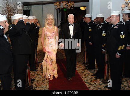 060318-N-7286M-006 CORONADO, Kalifornien (18. März 2006) – US-Senator, John McCain und seine Frau Pass-through Sideboys zu verkünden ihre Ankunft als Ehrengäste für die 21. jährlichen Coronado-Gruß an das Militär Ball statt im Hotel Del Coronado.  Die Sideboys wurden 10 Segler des Jahres umfasste, für Coronado Befehle basieren. US Navy Foto vom Fotografen Paaren 2. Klasse Daniel R. Mennuto. (VERÖFFENTLICHT VON FLOTTE PUBLIC AFFAIRS CENTER, PACIFIC) US Marine-060318-N-7286M-006-US-Senator aus Arizona, John McCain und seine Frau durchlaufen Sideboys, wie sie als Distingui ankommen Stockfoto
