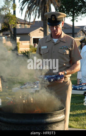 100911-N-4033C-388 SAN DIEGO (11. September 2010) Master Chief Operations Spezialist William Stewart Orten Fahnen in ein Fass brennen während einer Flagge Abschiedsfeier. Der Sonnenuntergang Zeremonie fand an der US-Marine und Küstenwache Vietnam Denkmal im Marine Amphibious Base Coronado und wurde von der Naval Air Station North Island Chief Petty OfficerÕs Association gehostet. (Foto: U.S. Navy Mass Communication Specialist 2. Klasse Jimmie Crockett/freigegeben) US Navy 100911-N-4033C-388 Master Chief Operations Spezialist William Stewart Orten Fahnen in ein Fass brennen während einer Flagge Abschiedsfeier Stockfoto