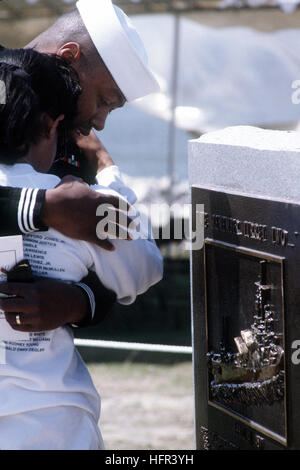 Ein ehemaliger Seemann USS IOWA (BB-61) tröstet die Mutter von Seemann-Lehrling (SA) Nathaniel Jones, Jr., dessen Name auf eine Gedenktafel zu Ehren der 47 Besatzungsmitglieder ums Leben, als Geschütz zwei an Bord des Schlachtschiffs 19. April 1989 während der Gunnery Praxis explodierte erscheint.  Die Plakette wurde während einer Feierstunde in Norfolk, 17 April erneut geweiht. USS Iowa (BB-61) Turm Explosion Gedenktafel Stockfoto