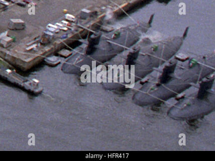 Eine Luftaufnahme von der US-Marine Schiff Reparaturwerkstatt auf dem Marinestützpunkt. Die Schiffe, gefesselt an den Piers sind (b, t) die japanische Maritime Self-Defense Force Zerstörer SAWAGIRI (DD-157), ASAGIRI (DD-151), der Helikopter tragende Zerstörer KURAMA (DDH-144), der Zerstörer USS O'BRIEN (DD-975), der japanische Lenkflugkörper Zerstörer KONGO (DDG-173) und ein Kreuzer der Ticonderoga Klasse Lenkflugkörper. An der Spitze geht nach rechts, das amphibische Kommando-Schiff USS BLUE RIDGE (LCC-19). Ganz rechts am Liegeplatz 5 ist vier japanischen Yushio-Klasse. Y %% C5 %% ABshio-Klasse u-Boote in Yokosuka,-26 Stockfoto