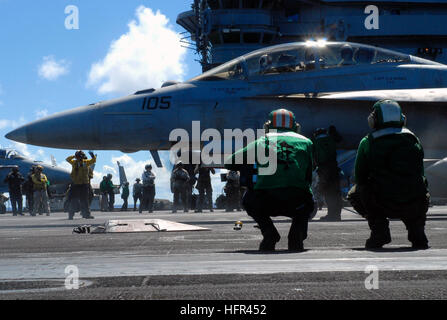 070808-N-0890S-005 PACIFIC OCEAN (8. August 2007) - Segler Standby auf die Foul-Linie während einer F/A-18F Super Hornet, zugeordnet zu den "Black Aces" des Strike Fighter Squadron (VFA) 41, bereitet sich auf dem Flugdeck der nuklear angetriebene Flugzeugträger USS Nimitz (CVN-68) zu starten. Die Nimitz Carrier Strike Group und eingeschifften Carrier Air Wing (CVW) 11 sind in den USA eingesetzt 7. Flotte Einsatzgebiet Valiant Shield 2007 beteiligt. Valiant Shield, der größten gemeinsamen Übung in der jüngeren Geschichte umfasst 30 Schiffe, mehr als 280 Flugzeuge und mehr als 20.000 Service-Mitglieder aus der Marine, M Stockfoto