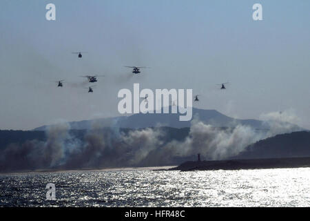 060330-N-4124C-069 Gelbes Meer (30. März 2006) - Luftfahrt-Elemente von der Republik von Korea (ROK) Air Force begleiten eine kombinierte amphibische Landung in Manripo, Republik Korea, als Symbol für den Höhepunkt der Rezeption, Inszenierung, vorwärts Bewegung und Integration (RSIO) und Fohlen Adler (FE) 2006 statt. RSOI/FE 06, Interoperabilität zwischen USA und ROK Kräfte zu stärken wurden Schiffe und Einheiten der Commander Task Force sieben sechs (CTF-76) und eingeschifften Elemente des 31. Marine Expeditionary Unit (MEU) beteiligt. Foto: U.S. Navy Journalist 3. Klasse Adam R. Cole (freigegeben) U.S. Navy 0603 Stockfoto