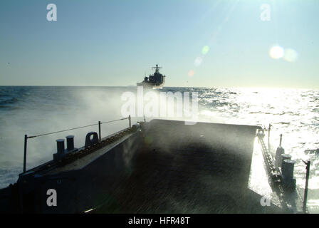 060330-N-4772B-141 Gelbes Meer (30. März 2006) - A Landing Craft Utility (LCU) zugewiesen, die Assault Craft Unit One (ACU-1) macht seinen Weg auf die amphibische Landungsschiff USS Harpers Ferry (LSD-49), dock während eines kombinierten amphibischen Landung Trainings in Manripo, Südkorea statt. Kommandant, Task Force sieben sechs (CTF-76) Schiffe und eingeschifften 31. Marine Expeditionary Unit (MEU) Elemente sind Operationen unterstützt Empfang, Inszenierung, vorwärts Bewegung und Integration (RSIO) und Fohlen Eagle 2006 Stärkung der Interoperabilität zwischen den Vereinigten Staaten und der Republik von Süden Ko Abschluss Stockfoto