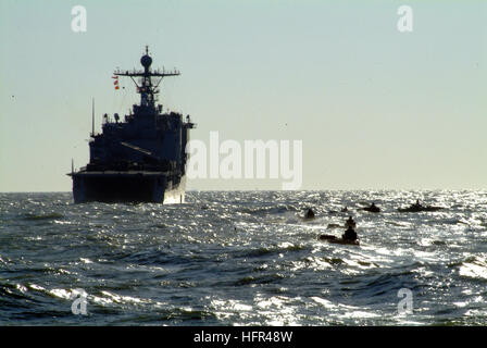 060330-N-4772B-151 Gelbes Meer (30. März 2006) - Amphibious Assault Fahrzeuge (AAV) zugewiesen, 31. Marine Expeditionary Unit (MEU) macht ihren Weg zum Brunnen Deck an Bord die amphibische Landungsschiff USS Harpers Ferry (LSD-49), dock während eines kombinierten amphibischen Landung Trainings in Manripo, Südkorea statt. Kommandant, Task Force sieben sechs (CTF-76) Schiffe und eingeschifften 31. Marine Expeditionary Unit (MEU) Elemente sind Operationen unterstützt Empfang, Inszenierung, vorwärts Bewegung und Integration (RSIO) und Fohlen Eagle 2006 Stärkung der Interoperabilität zwischen den Vereinigten St ausfüllen Stockfoto