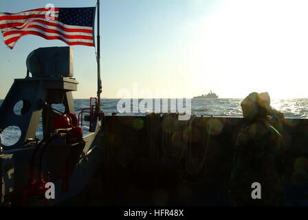 060330-N-4772B-231 Gelbes Meer (30. März 2006) - Segler, die Assault Craft Einheit (ACU-1) anschauen, amphibische Dock Landungsschiff USS Harpers Ferry (LSD-49) von Landing Craft Utility eine sechs fünf One (LCU-1651), während eine kombinierte amphibische Landung Übung zugewiesen in Manripo, Südkorea statt. Kommandant, Task Force sieben sechs (CTF-76) Schiffe und eingeschifften 31. Marine Expeditionary Unit (MEU) Elemente absolvieren Operationen unterstützt Empfang, Inszenierung, vorwärts Bewegung und Integration (RSIO) und Fohlen Eagle 2006 Interoperabilität zwischen den Vereinigten Staaten zu stärken Stockfoto