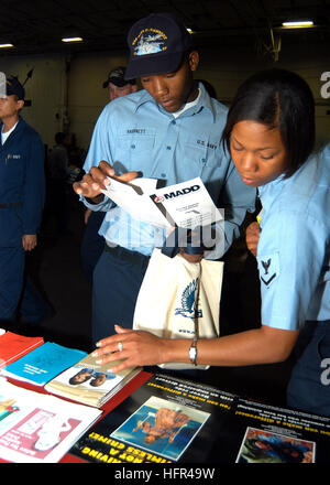 060331-N-8090G-006 Mayport, Florida (31. März 2006) - Seemann Lehrling Kelvin Hardnett, links, und Hospital Corpsman 3. Klasse April Baisden überprüfen Materialbeistellung durch Mütter gegen Drunk Driving (MADD) während eines Sicherheits-, Gesundheits- und Wellness-Stand-Down an Bord der konventionell angetriebenen Flugzeugträger USS John F. Kennedy (CV-67). Die dreistündige Veranstaltung konzentrierte sich auf Fitness-Angebote, allgemeine Gesundheit und verschiedene Aspekte der Personen-und Umweltschutz. US Navy Foto vom Fotografen Mate Airman Nicholas A. Garratt (freigegeben) uns Marine 060331-N-8090G-006 Seemann Lehrling Kelvin Hardnett, links Stockfoto