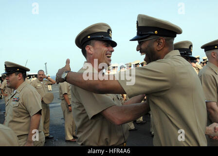 080916-N-4005H-221 Golf von OMAN (16. September 2008), die neu pinned Chief Aviation Boatswain's Mate (Fuels) Robert Sparks ist durch ein Chief Petty Officer nach einem Chef pinning Zeremonie an Bord des Flugzeugträgers USS Ronald Reagan (CVN-76) gratulierte. Ronald Reagan begrüßte 41 neuen Chief Petty Officers in den CPO durcheinander. Foto: U.S. Navy Mass Communication Specialist 3. Klasse Aaron Holt (freigegeben) uns Marine 080916-N-4005H-221 neu pinned Chief Aviation Boatswain's Mate (Fuels) Robert Sparks ist ein Chief Petty Officer nach einem Chef pinning Zeremonie an Bord des Flugzeugträgers USS Ronal gratuliert Stockfoto