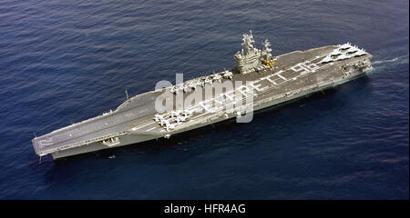 Eine Antenne Quartal Hafenansicht der nuklear angetriebene Flugzeugträger USS ABRAHAM LINCOLN (CVN-72) nähert sich seinem künftigen Heimathafen.  Das LINCOLN ist der erste Flugzeugträger, an der neuen Pier in Everett zu binden.  Das Schiff wird voraussichtlich der Heimathafen von NAS Alameda, Kalifornien in Everett Ende 1996 zu ändern. Nahende Heimathafen der USS ABRAHAM LINCOLN Stockfoto