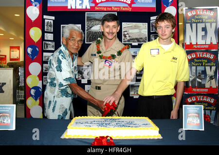 060406-N-4965F-001 Pearl Harbor, Hawaii (6. April 2006) - Kommandant, Navy Region Hawaii, Rear Admiral Michael C. Vitale Kürzungen ein Kuchen mit Florencio Calivo, links, und Gennadiy Adonin, während einer Feier zum Gedenken an Marine ExchangeÕs (NEX) 60. Jahrestag. Calivo und Adonin half die NEX des Jubiläums in einer modifizierten Version von einem traditionellen US Navy Sitte, wo die ältesten und jüngsten Mitarbeiter gemeinsam den Kuchen schneiden. Foto: U.S. Navy PhotographerÕs Mate 1. Klasse James E. Foehl (freigegeben) US Navy 060406-N-4965F-001 Commander, Navy Region Hawaii, Rear Admiral Michael C. Vitale schneidet ein Stockfoto