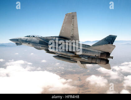 960717-N-0226M-001-Twenty Nine Palms, Kalifornien (17. Juli 1996)--eine F-14A-ÒTomcatÓ, die "Checkmates" der Fighter Squadron Two One One (VF-211) zugewiesen bereitet sich auf einen Bombenanschlag auf zwanzig Nine Palms Marine Corps Station laufen zu machen.  Das Flugzeug ist auf einer Ausbildungsmission, routinemäßige und ist mit vier MK-82-500-Pfund-Bomben geladen.  U.S. Navy Photo von PhotographerÕs Mate 1. Klasse Mahlon K. Miller.  (FREIGEGEBEN) US Navy 960717-N-0226 M-001 eine F-14A %% 5Eldquo, Tomcat %% 5Erdquo zugewiesen die Stockfoto