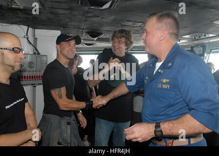 080925-N-4995K-126 Golf von OMAN (25. September 2008) Captain K.J. Norton, Kommandierender Offizier der Nimitz-Klasse-Flugzeugträger USS Ronald Reagan (CVN-76), präsentiert Scott Stapp, ehemaliger Sänger der Band Creed, ein Kommandierender Offizier Münze auf der ShipÕs-Brücke. Scott und seine Band sind auf eine Konzertreise durch gesponsert von Marine Entertainment für Militärangehörige, die im Ausland im Einsatz. Ronald Reagan in den USA bereitgestellt wird 5. Flotte Aufgabengebiet. (Foto: U.S. Navy Mass Communication Specialist 3. Klasse Chelsea Kennedy/freigegeben) US Navy 080925-N-4995K-126 Capt K.J. Norton präsentiert Scott Stapp ein comm Stockfoto