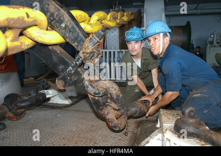 060412-N-2420K-017 demokratische Republik von Sao Tome (12. April 2006) - Seeleute Justin Lacy, links, und Maurico Payne zugewiesen, das u-Boot tender USS Emory S. Land (AS 39) ziehen Sie ein Spanner ein Pelikan Haken Anker Kette stoppen Gerät nach Auszahlung genug Kette um das Schiff während einer Verankerung Evolution auf dem Schiff Pfauentaube neu zu positionieren. Land ist derzeit vor der Küste des kleinen Inselstaates der Demokratischen Republik von Sao Tome und Principe Durchführung von Übungen verankert und Gemeinschaftsprojekte Beziehungen host Staatsangehörige. Foto: U.S. Navy des Fotografen Mate 2. Cl Stockfoto