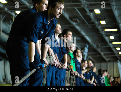 060414-N-9898L-049-Pazifik (14. April 2006) - Segler an Bord der USS Abraham Lincoln (CVN-72) warten Sie auf den Befehl, um ihre Linie zu hieven eine im Gange Nachschub mit Military Sealift Command (MSC) im Gange Nachschub Öler USNS Walter S. Diehl (T-AO-193). Lincoln und eingeschifften Carrier Air Wing Two (CVW-2) werden derzeit in den westlichen Pazifik für einen geplanten sechsmonatigen Einsatz. US Navy Foto vom Fotografen Mate Airman Geoffrey Lewis (freigegeben) US Navy 060414-N-9898L-049 Seeleute an Bord der USS Abraham Lincoln (CVN-72) warten Sie auf den Befehl, um ihre Linie zu heben ein Stockfoto