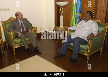 060420-N-2568S-071 Dschibuti, Afrika (20. April 2006) - Secretary Of The Navy (SECNAV) lobende, Dr. Donald C. Winter trifft sich mit Dschibuti Präsident Ismail Omar Guelleh. SECNAV besucht Afrika um einen aus erster Hand Einblick in die Arbeit von den Matrosen und Marinesoldaten in der Region bereitgestellt. US Navy Foto von Chief Journalist Craig s. Strawser (freigegeben) US Navy 060420-N-2568S-071 Secretary Of The Navy (SECNAV) die Honorable Dr. Donald C. Winter trifft sich mit Dschibuti Präsident Ismail Omar Guelleh Stockfoto