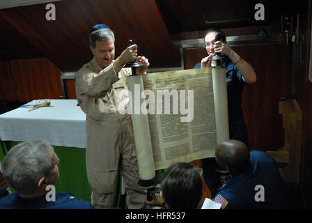 081006-N-4005H-078 Golf von OMAN (6. Oktober 2008) CMdR Joel Newman, links, einen Rabbiner an Bord der Flugzeugträger der Nimitz-Klasse USS Ronald Reagan (CVN-76), rollt eine Tora in der Kapelle der Schiffe während einer Einführung-Klasse der jüdischen religiösen Feiertag Jom Kippur vor einen kurzen Jom-Kippur-Service. Die Tora, die auf das Schiff gespendet wurde, war vor etwa 200 Jahren geschrieben. Ronald Reagan in den USA bereitgestellt wird 5. Flotte Aufgabengebiet. Foto: U.S. Navy Mass Communication Specialist 3. Klasse Aaron Holt/freigegeben) US Navy 081006-N-4005 H-078 CMdR Joel Newman, links, einen Rabbiner an Bord der Ni Stockfoto