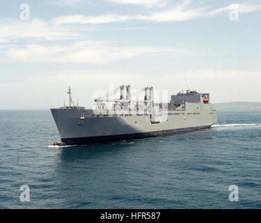 Ein Bogen Blick auf den Hafen des Military Sealift Command (MSC) strategische Schwergut Schiffs USNS WATSON (T-AKR 310) im Gange auf den Generator Probefahrten vor der Küste von San Diego. USNS WATSON (T-AKR 310) Stockfoto