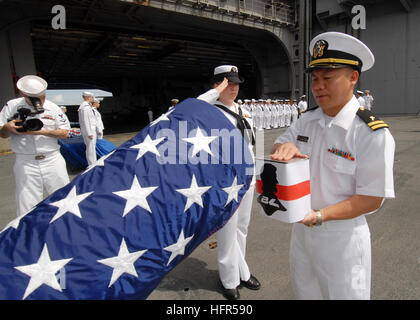 080921-N-9079D-053 Pazifik (21. September 2008) Lt. Peter T. Le, begeht aus Lockport, Louisiana, Asche in die Tiefe während einer Seebestattung an Bord des Flugzeugträgers USS Abraham Lincoln (CVN-72). Die eingeäscherten Überreste von neun ehemalige Militärangehörige wurden während einer Zeremonie auf Abraham Lincolns Nr. 3 Flugzeuge Aufzug zum Meer gebunden. Die in den westlichen Pazifik und indischen Ozean, die USS Abraham Lincoln Strike Group ist auf eine geplante Bereitstellung in den USA 7. Flotte Aufgabengebiet. (Foto: U.S. Navy Mass Communication Specialist 3. Klasse Ronald A. Dallatorre/freigegeben) US Navy 0 Stockfoto